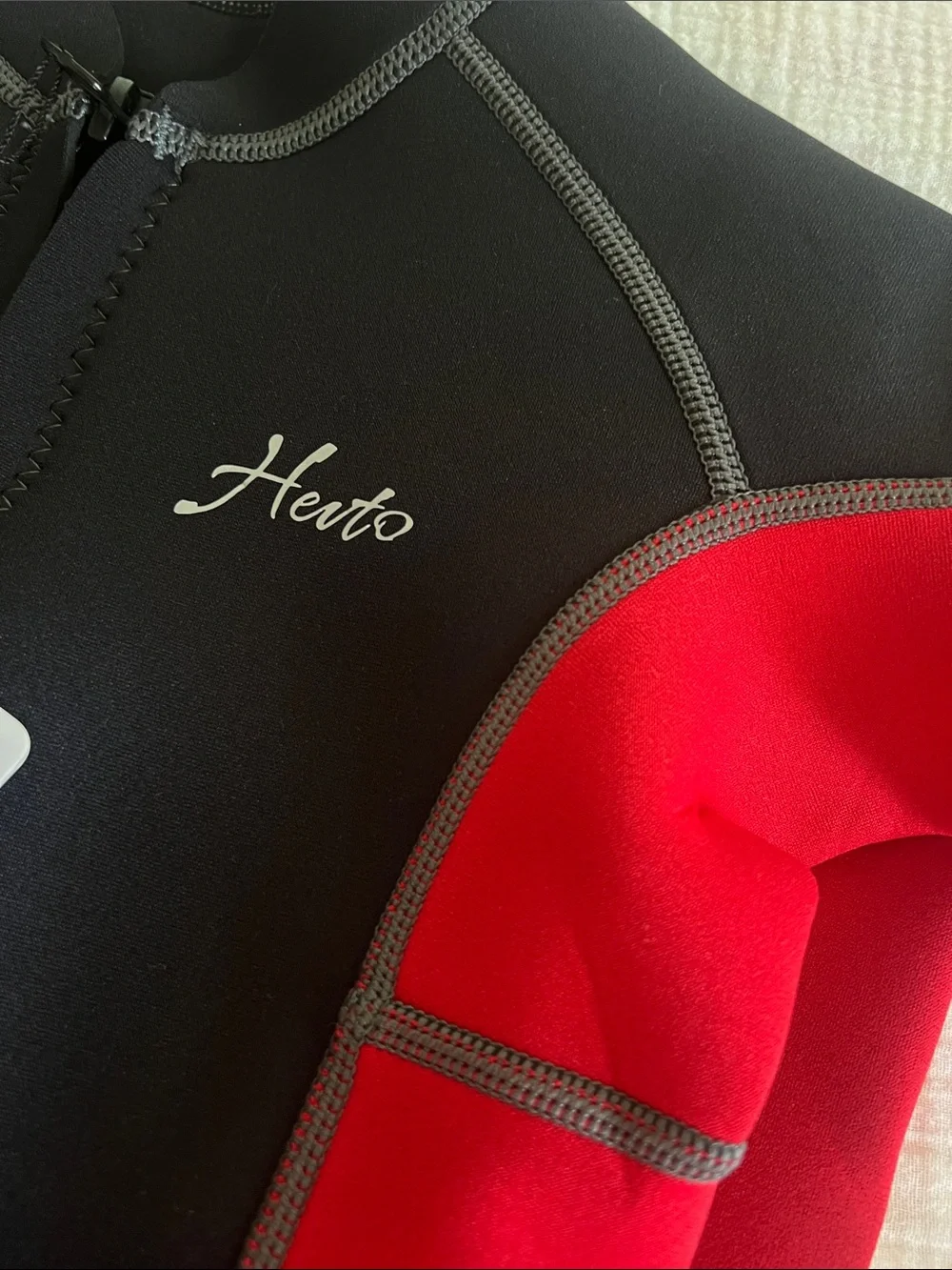 Hevto Kids Short Sleeve Neoprene One-Piece wet suit in Black and Red